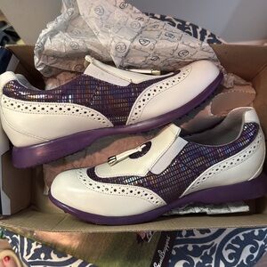 SandBaggers golf shoes + 2 gloves and s/balls